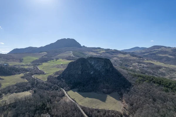 Pietra Perduca 'nın hava manzarası, St Anna Kilisesi, Trebbia Vadisi manzarası, Travo, Piacenza İtalya