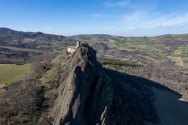 Pietra Perduca 'nın hava manzarası, St Anna Kilisesi, Trebbia Vadisi manzarası, Travo, Piacenza İtalya