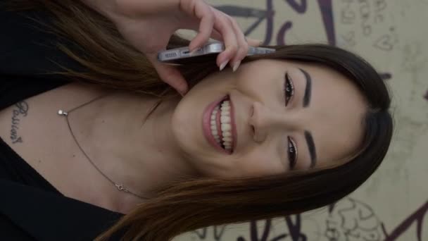Asiático Joven Mujer Modelo Cerca Hasta Hablando Con Teléfono Cerca — Vídeos de Stock