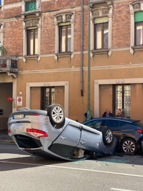 Cremona, İtalya - 18 Nisan 2023 bir kazadan sonra kaza yapmış, polis memuru trafiğe yardım ediyor.