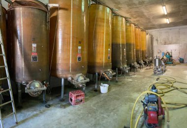 Martani, İtalya - Mart 2023 Bay Rocca şaraphanesinde çağdaş büyük çelik varilleri, gıda endüstrisi