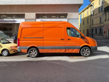 Cremona, İtalya - Mart 2023. Park yerinde gri Volkswagen Crafter Yüksek Çatı Kargo Minibüsü