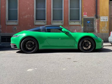 Cremona, İtalya - Nisan 2023 yeşil Porsche Targa 911 4 GTS coupe couadster sportscar aracı sokağa park edildi