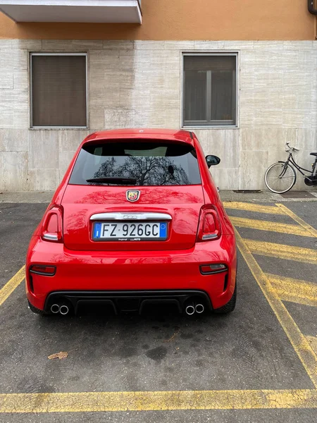 クレモナ イタリア 2023年4月赤フィアット595アバルトスポーツコンパクトシティカーが通りに駐車 — ストック写真