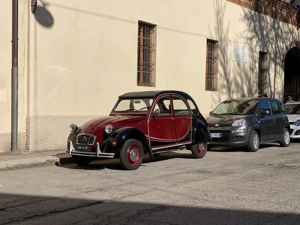 stock image Cremona, Italy - NOVEMBER 05, 2018: A French oldtimer classic car icon Citroen 2CV parked in the characteristic Streets of Cremona, Lombardy