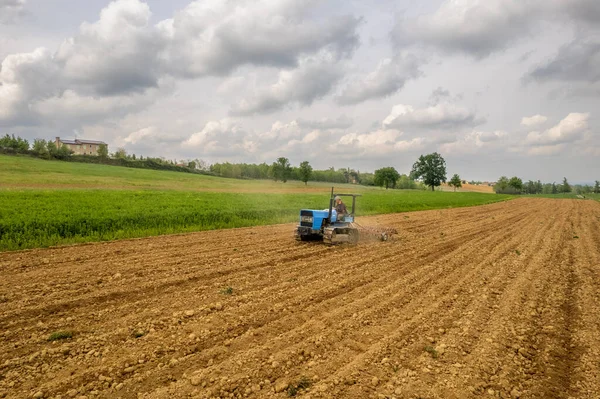 意大利Castell Arquato 2023年4月 农民在耕地中驾驶履带式拖拉机 然后在空中播种 — 图库照片