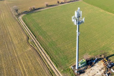 İtalya 'nın kırsal kesimindeki 5G baz istasyonu