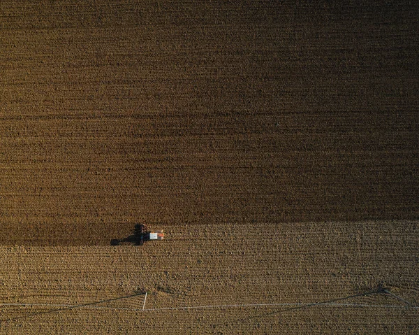 Agricoltore Alla Guida Trattore Cingolato Trascina Una Nuvola Polvere Dietro — Foto Stock