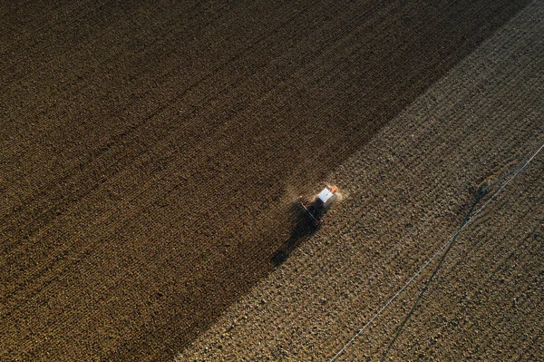 Rolnik Prowadzący Traktor Gąsienicowy Ciągnie Chmurę Pyłu Sobą Orając Niszcząc — Zdjęcie stockowe