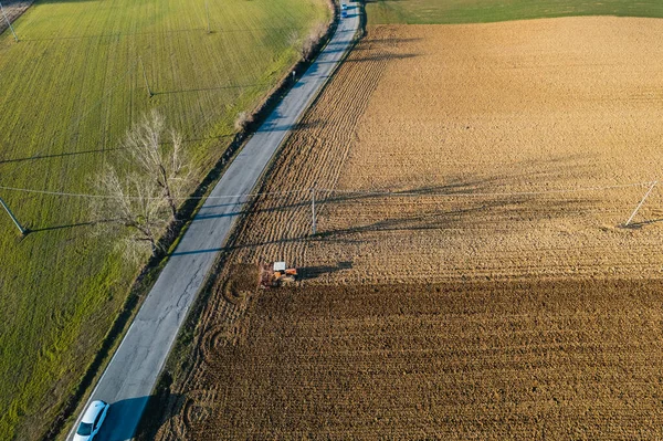 Agriculteur Conduisant Tracteur Sur Chenilles Traîne Nuage Poussière Derrière Labourant — Photo