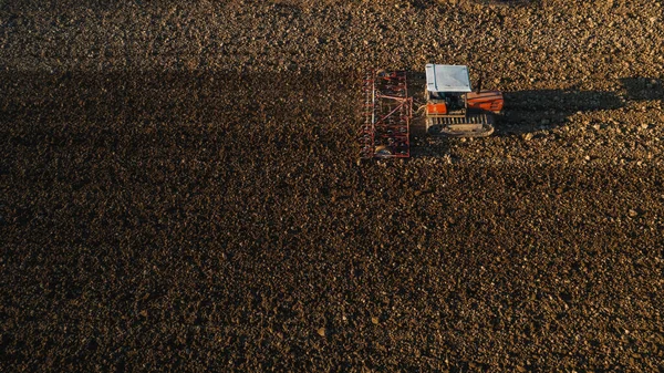 Agricultor Que Conduce Tractor Arrastrador Arrastra Una Nube Polvo Detrás —  Fotos de Stock
