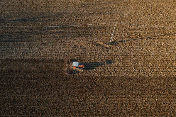Agricultor Dirigindo Trator Sobre Esteiras Arrasta Uma Nuvem Poeira Para — Fotografia de Stock
