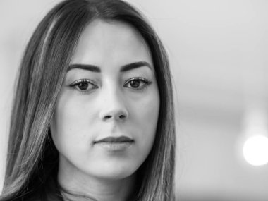 Güzellik portresi. Karışık Asyalı ırk modeli. Göz makyajıyla göz kamaştırıcı.