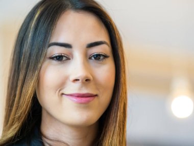 Güzellik portresi. Karışık Asyalı ırk modeli. Göz makyajıyla göz kamaştırıcı.