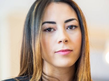 Güzellik portresi. Karışık Asyalı ırk modeli. Göz makyajıyla göz kamaştırıcı.