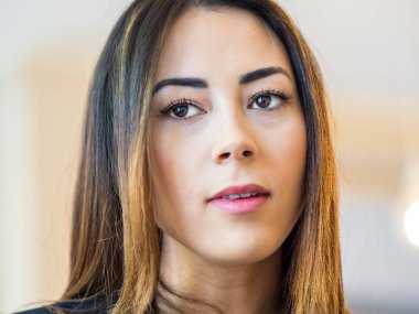 Güzellik portresi. Karışık Asyalı ırk modeli. Göz makyajıyla göz kamaştırıcı.