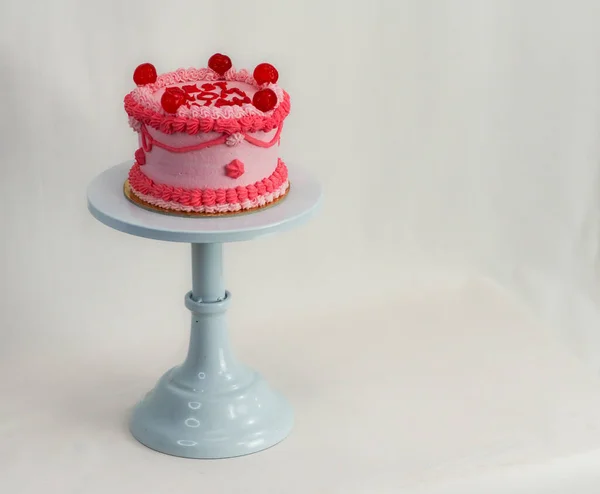 霜降りピンク赤ケーキのためにお母さんの日お祝い面白いテキストトッピングベストお母さんEvahのために白いスタジオの背景 — ストック写真