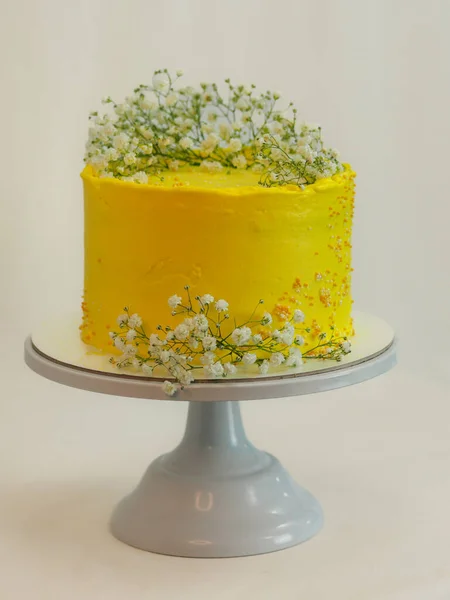 Estúdio Tiro Celebração Amarela Fosco Bolo Copo Com Flores Brancas — Fotografia de Stock