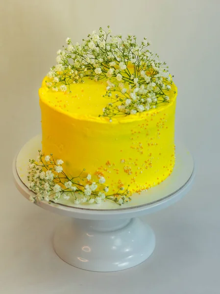 工作室拍摄的黄色庆祝霜冻杯蛋糕 白色背景上孤立的野性白花 — 图库照片