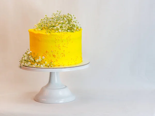 Estúdio Tiro Celebração Amarela Fosco Bolo Copo Com Flores Brancas — Fotografia de Stock
