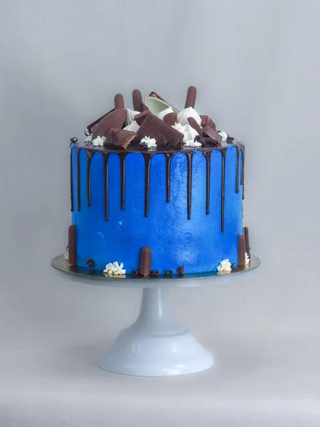 Macro Pastel Glaseado Azul Cerca Con Glaseado Chocolate Negro Dulces —  Fotos de Stock