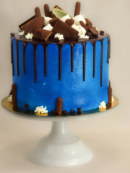 Macro Bolo Gelo Fosco Azul Fechar Com Cobertura Chocolate Escuro — Fotografia de Stock