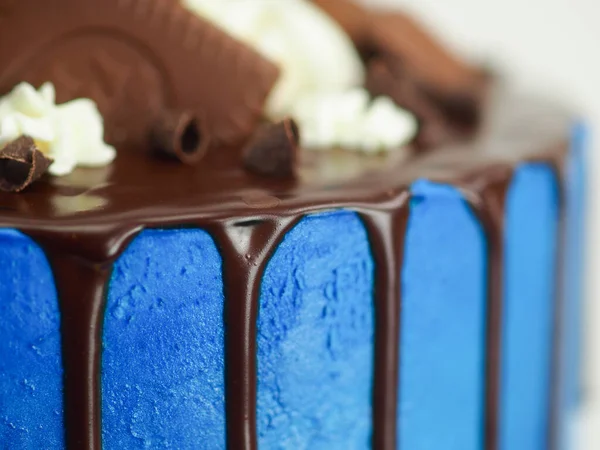 Macro Bolo Gelo Fosco Azul Fechar Com Cobertura Chocolate Escuro — Fotografia de Stock