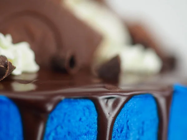 행사를 배경에 토핑을 것처럼 파란색 서리가 케이크 매크로와 초콜릿 아이싱 — 스톡 사진