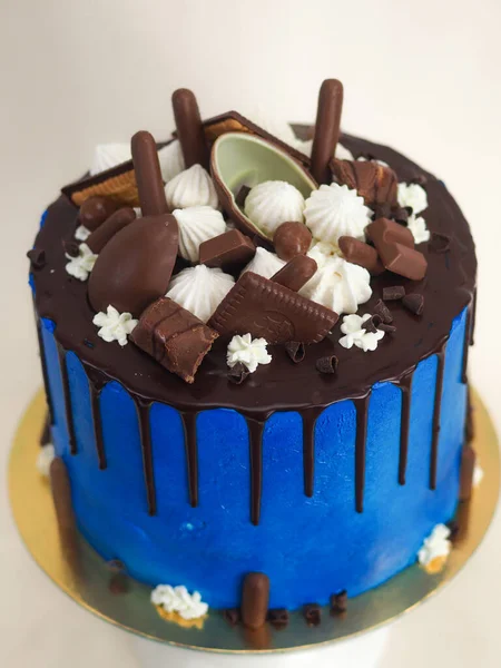 蓝色糖霜蛋糕与黑巧克力糖霜和混合糖果紧密相连 作为白色背景下的顶盖 以庆祝 — 图库照片