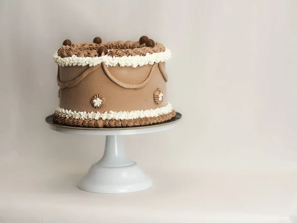 Zarif Bej Rengi Kremalı Pasta Makrosu Kutlama Için Beyaz Arka — Stok fotoğraf
