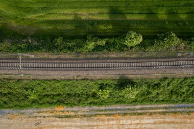 Tren rayları üzerinde uçuyor, üst manzara. Demiryolu rayları demiryolu hattı demiryolu havadan görüntü panoramik seyahat