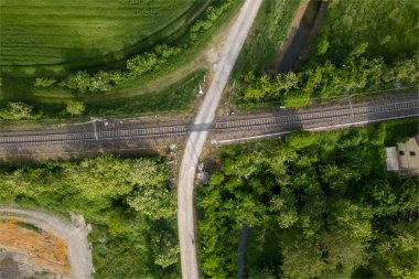 Tren rayları üzerinde uçuyor, üst manzara. Demiryolu rayları demiryolu hattı demiryolu havadan görüntü panoramik seyahat