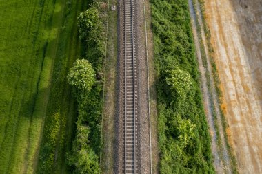 Tren rayları üzerinde uçuyor, üst manzara. Demiryolu rayları demiryolu hattı demiryolu havadan görüntü panoramik seyahat