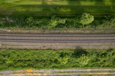 Tren rayları üzerinde uçuyor, üst manzara. Demiryolu rayları demiryolu hattı demiryolu havadan görüntü panoramik seyahat