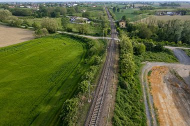 Tren rayları üzerinde uçuyor, üst manzara. Demiryolu rayları demiryolu hattı demiryolu havadan görüntü panoramik seyahat