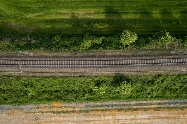 鉄道の線路を飛び越える 上からの眺め 鉄道線路線路線路鉄道空撮パノラマビュー旅行 — ストック写真