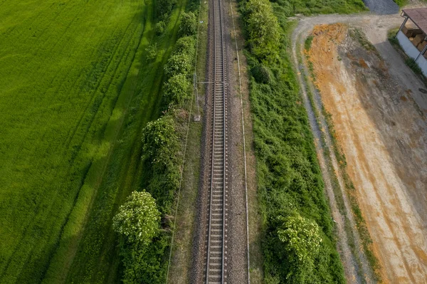 Tren rayları üzerinde uçuyor, üst manzara. Demiryolu rayları demiryolu hattı demiryolu havadan görüntü panoramik seyahat