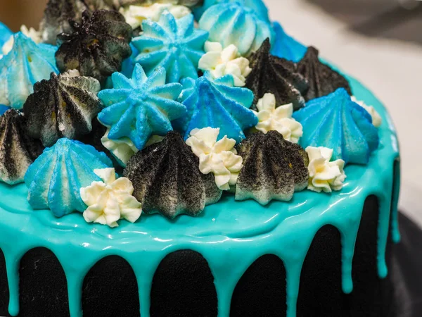 Σεφ Προετοιμασία Παγωμένος Μαύρο Ζωγραφισμένο Κέικ Κύπελλο Μπλε Τυρκουάζ Στάζει — Φωτογραφία Αρχείου
