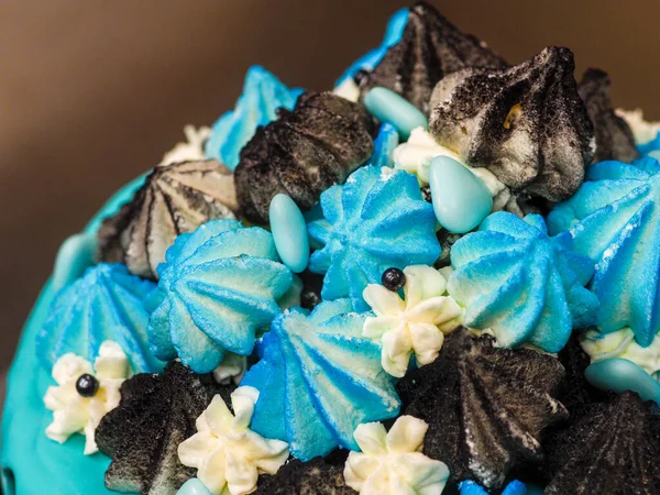 Σεφ Προετοιμασία Παγωμένος Μαύρο Ζωγραφισμένο Κέικ Κύπελλο Μπλε Τυρκουάζ Στάζει — Φωτογραφία Αρχείου