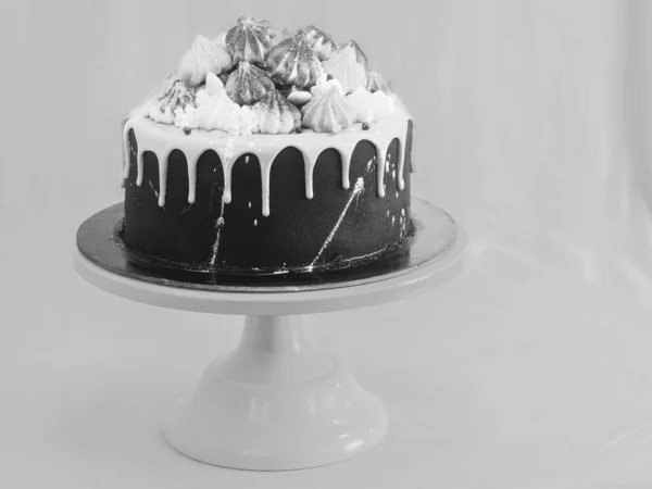 青ターコイズ入り黒塗りのカップケーキ滴下と色の手作りメレンゲトッピングスタジオ白の隔離された背景 — ストック写真