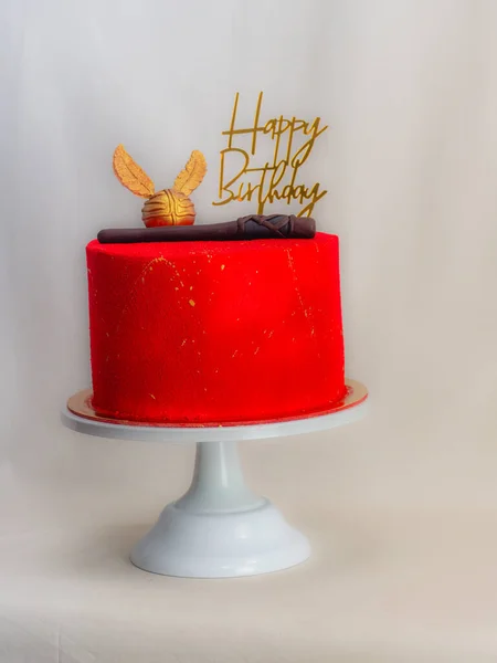 Rot Lackierte Milchkuchen Mit Goldenem Belag Isoliert Auf Weißem Hintergrund — Stockfoto