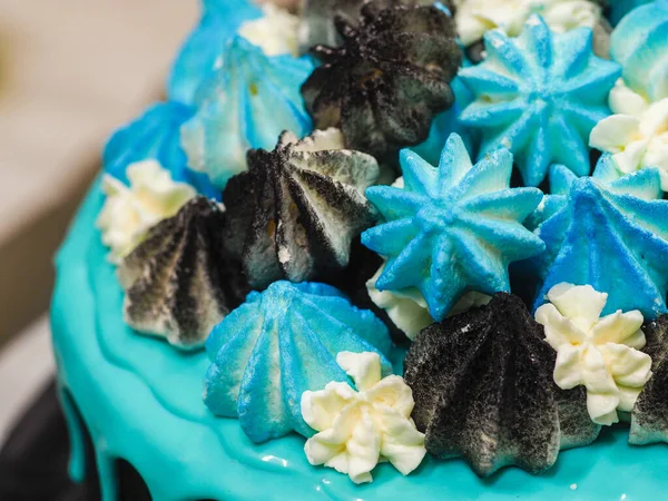 糖霜黑色彩绘杯蛋糕 蓝色绿松石滴滴 彩色手工制作的蛋白乳酪装饰工作室白色孤立的背景 — 图库照片