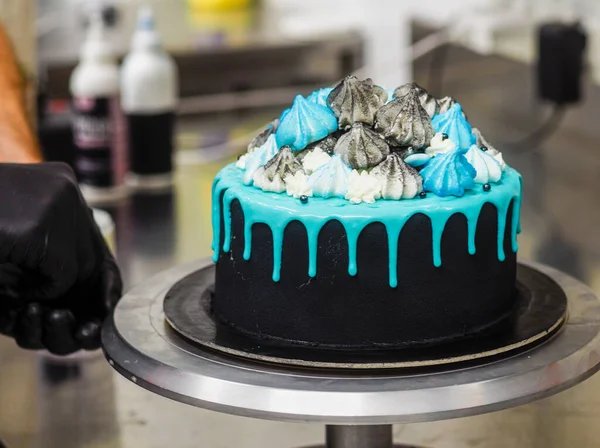 Smerigliato Nero Dipinto Tazza Torta Con Blu Turchese Gocciolamento Colorato — Foto Stock
