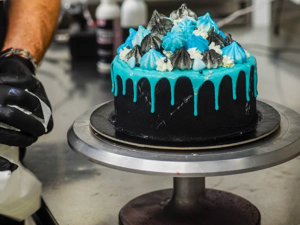 Smerigliato Nero Dipinto Tazza Torta Con Blu Turchese Gocciolamento Colorato — Foto Stock