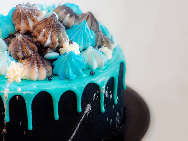 糖霜黑色彩绘杯蛋糕 蓝色绿松石滴滴 彩色手工制作的蛋白乳酪装饰工作室白色孤立的背景 — 图库照片