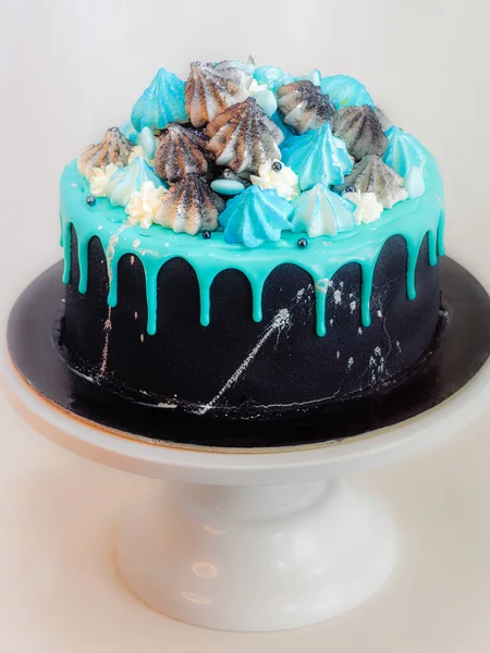Üzerinde Mavi Turkuaz Damlayan Renkli Yapımı Kremalı Pasta Stüdyo Beyaz — Stok fotoğraf