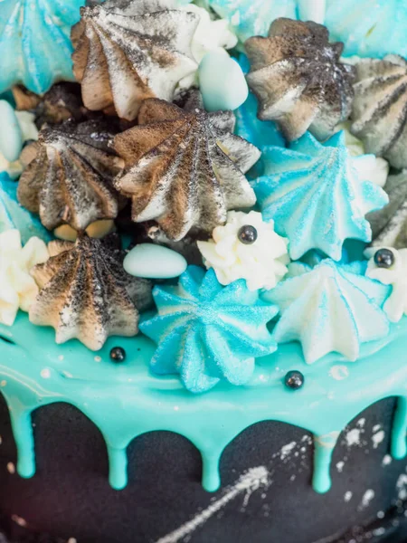 Matzwarte Beschilderde Cupcake Met Blauw Turquoise Druipt Gekleurde Handgemaakte Meringue — Stockfoto