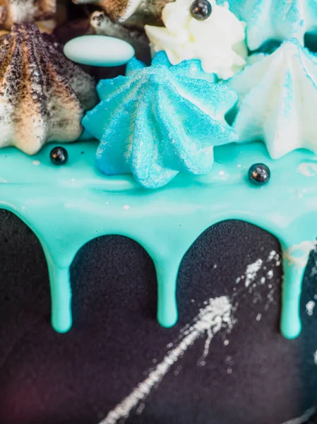 Matzwarte Beschilderde Cupcake Met Blauw Turquoise Druipt Gekleurde Handgemaakte Meringue — Stockfoto
