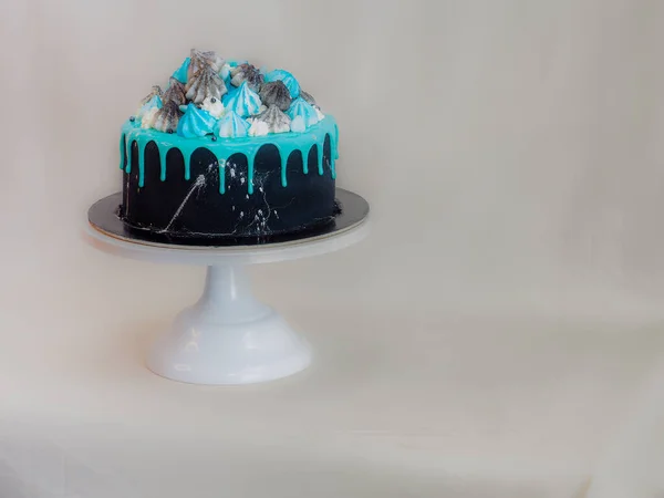青ターコイズ入り黒塗りのカップケーキ滴下と色の手作りメレンゲトッピングスタジオ白の隔離された背景 — ストック写真