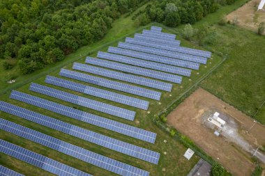 Yenilenebilir enerji. Fotovoltaik bir güç istasyonunun üzerinden uçan hava araçları. Pf güneş panellerini enerji üretimi için güneşe bakan gruplar.